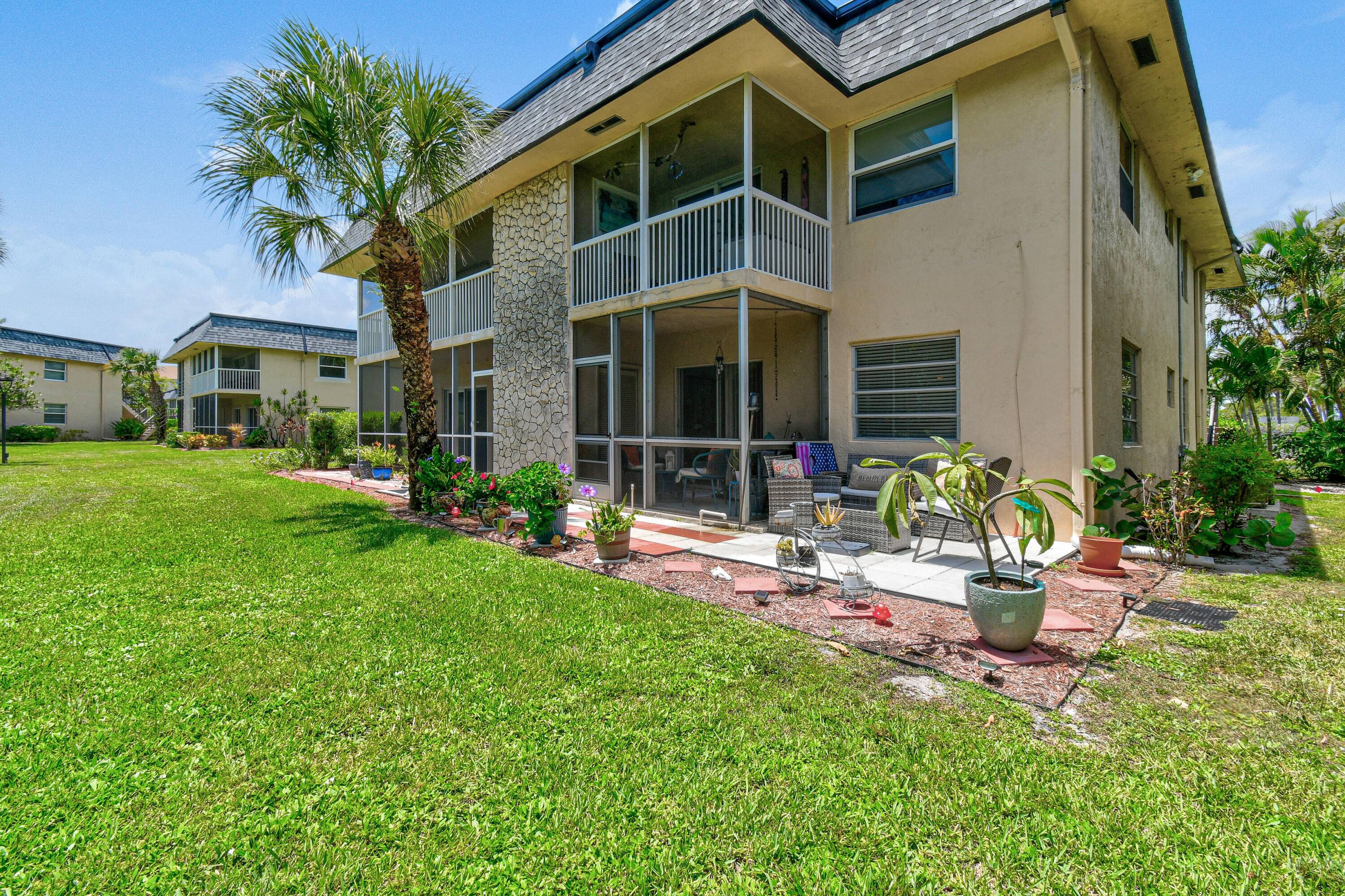 This is a fantastic 55 community featuring two story buildings, ideally situated just around the corner from Jupiter's beautiful beach.