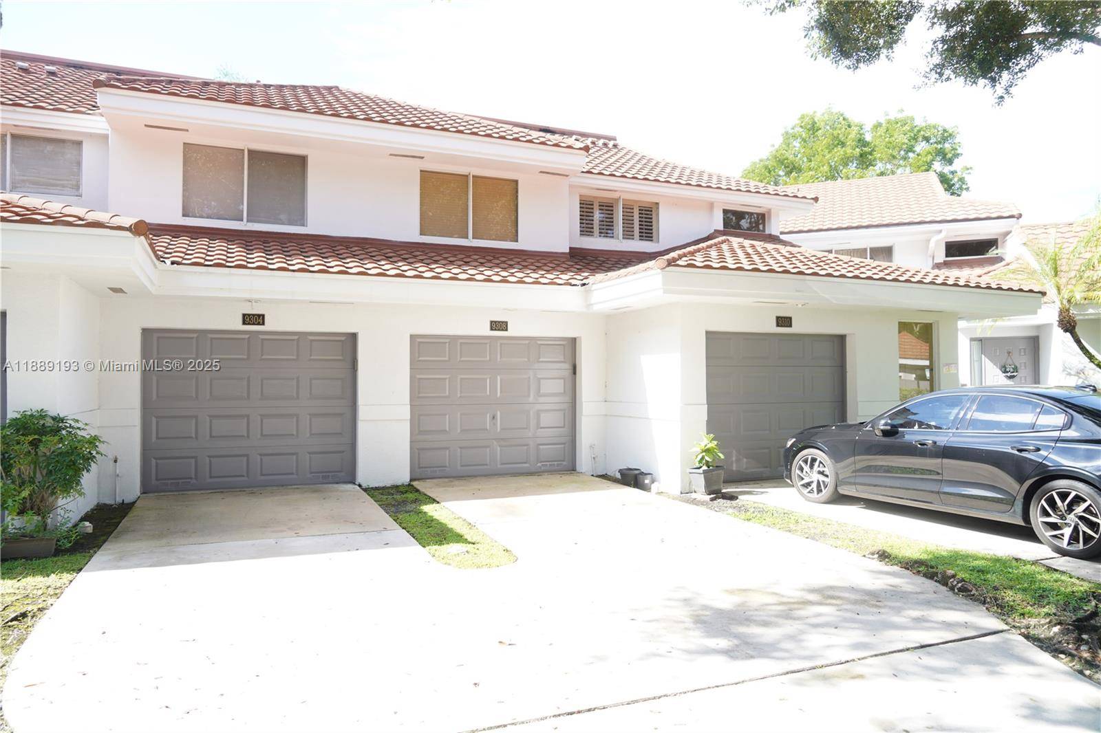 GORGEOUS CONDO IN SOUGHT AFTER PARC COURT IN PLANTATION.