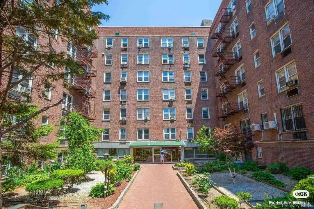 Nestled in heart of downtown Flushing, this spacious condo studio unit which over 537 sq ft living space can easy converted to 2 bedroom.