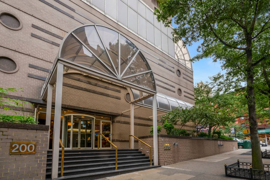 Spacious 1 Bedroom at The Monarch Condominium with Private Balcony !