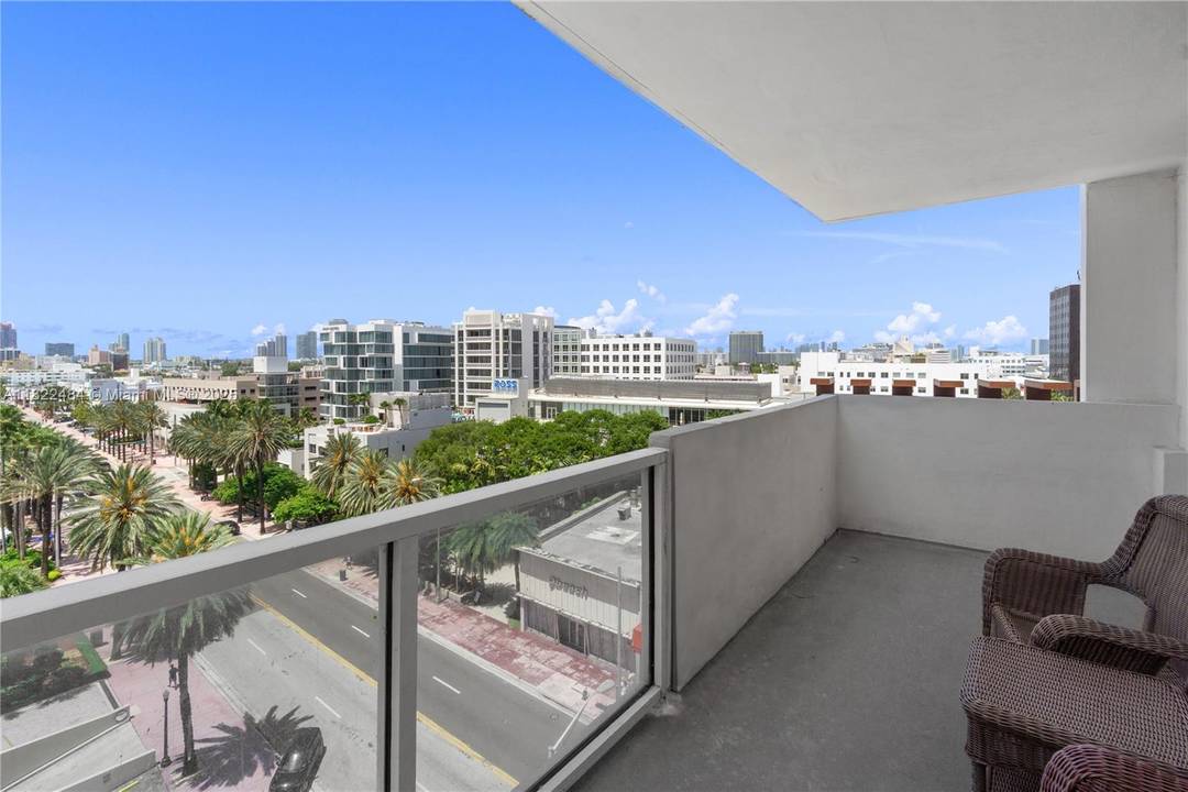 Beautiful corner 2 bed 2 bath apartment with oversize balcony and lot of natural light due to the SW exposure and wonderful sunset.