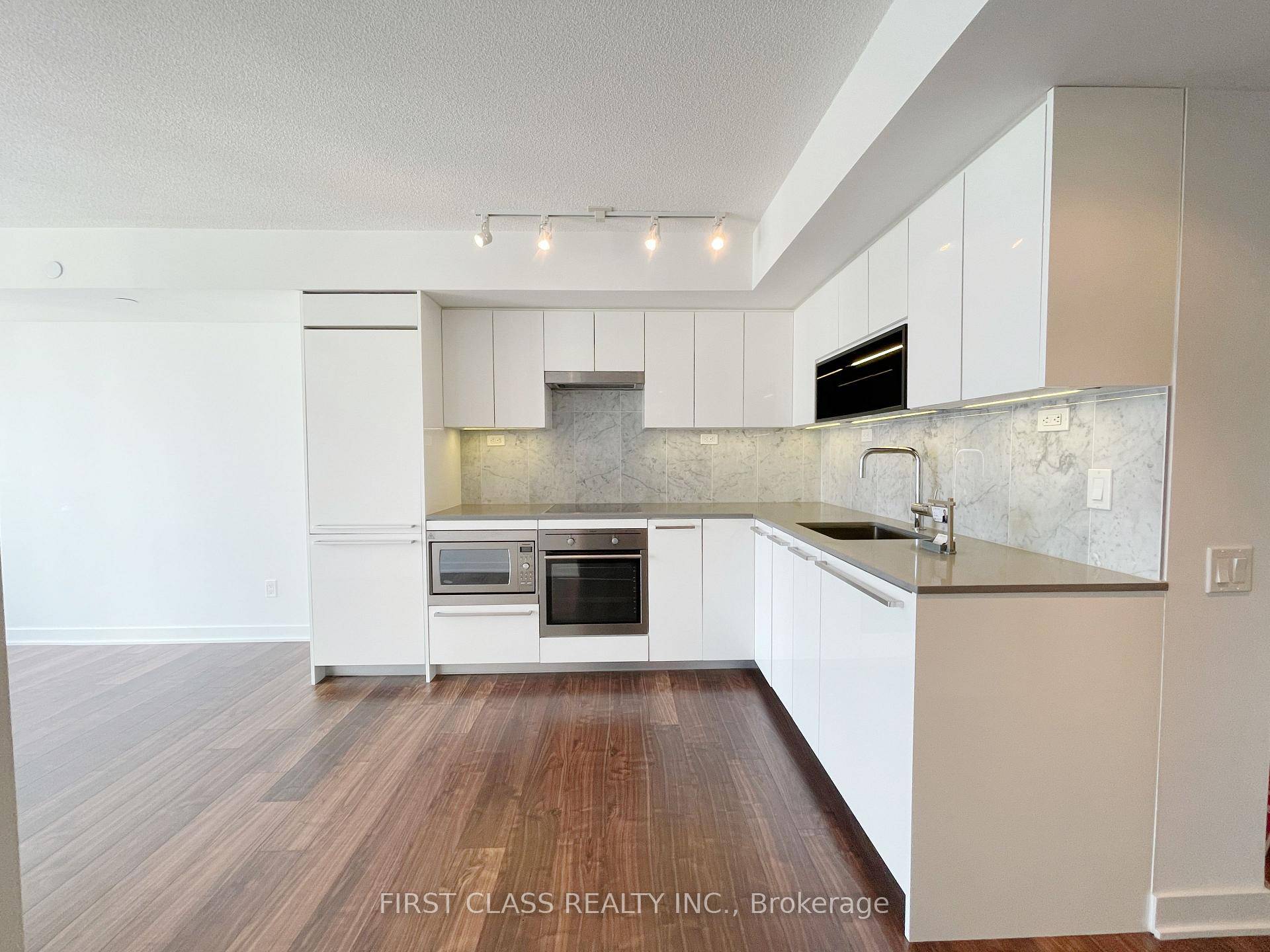 Welcome to this sun filled one bedroom plus den suite at Forward Condos in Torontos vibrant CityPlace community.