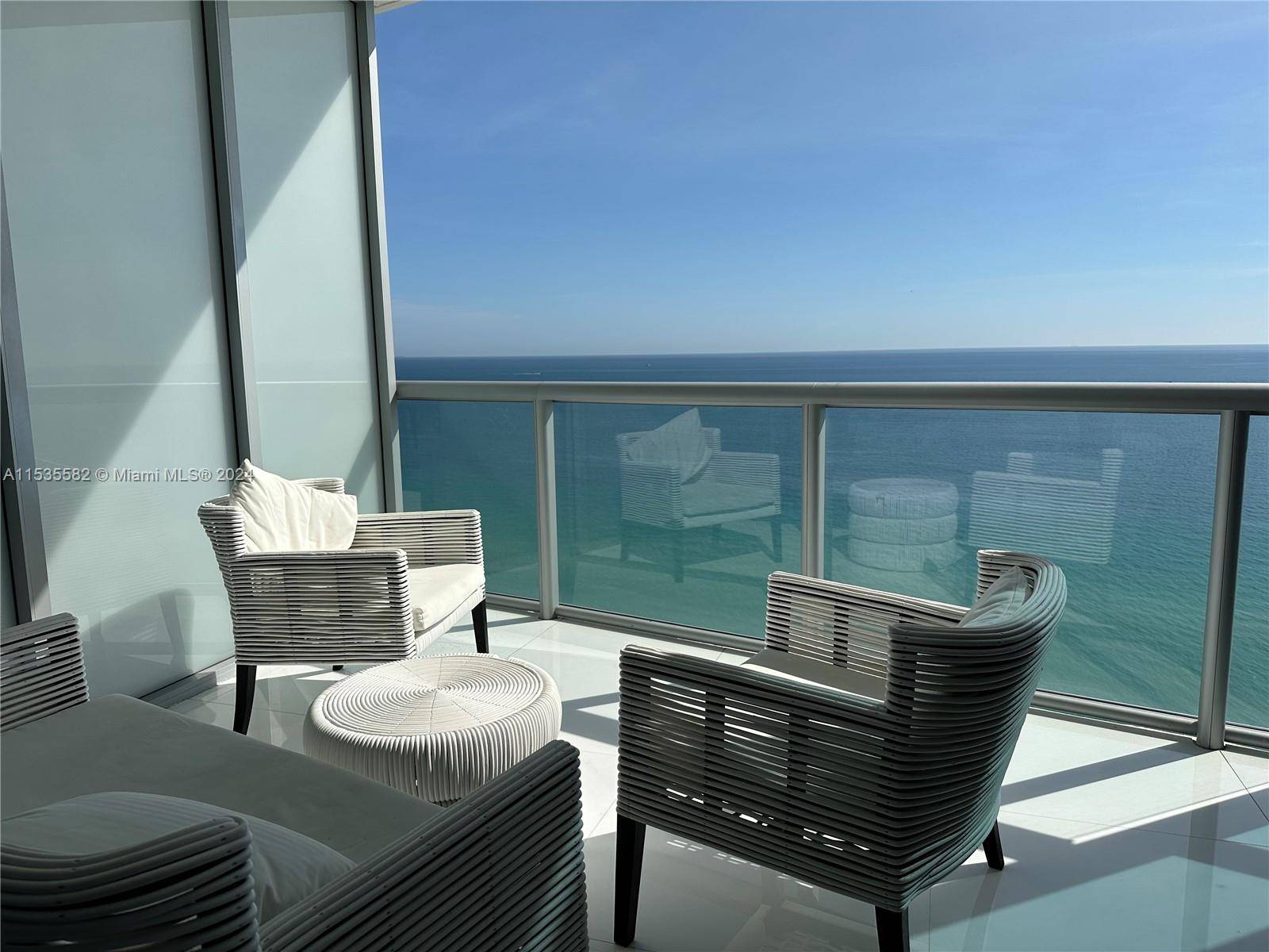 OMG what a view ! You found a perfect ocean front apartment !