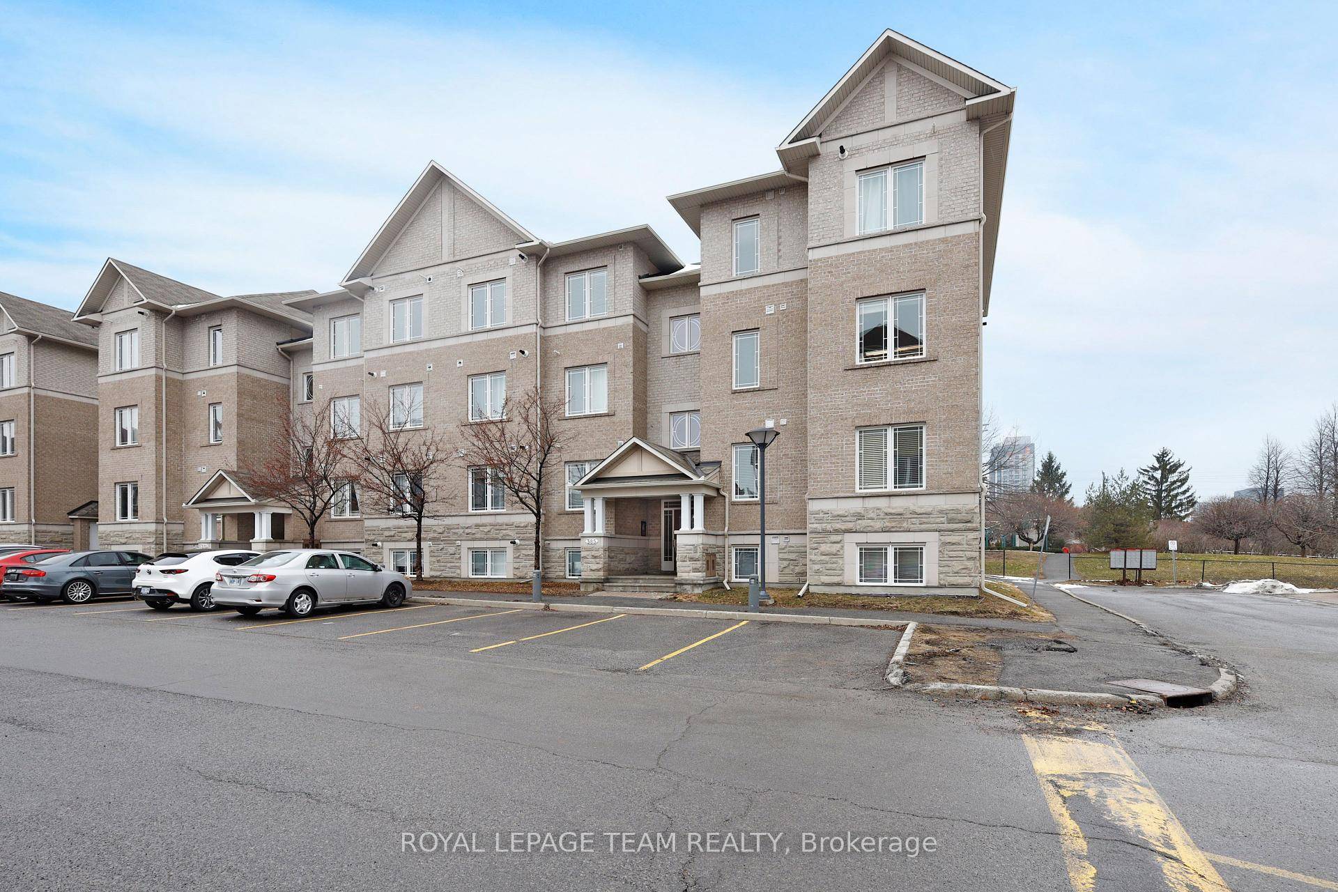 Charming amp ; Rarely Offered Unit in the Heart of Centrepointe.