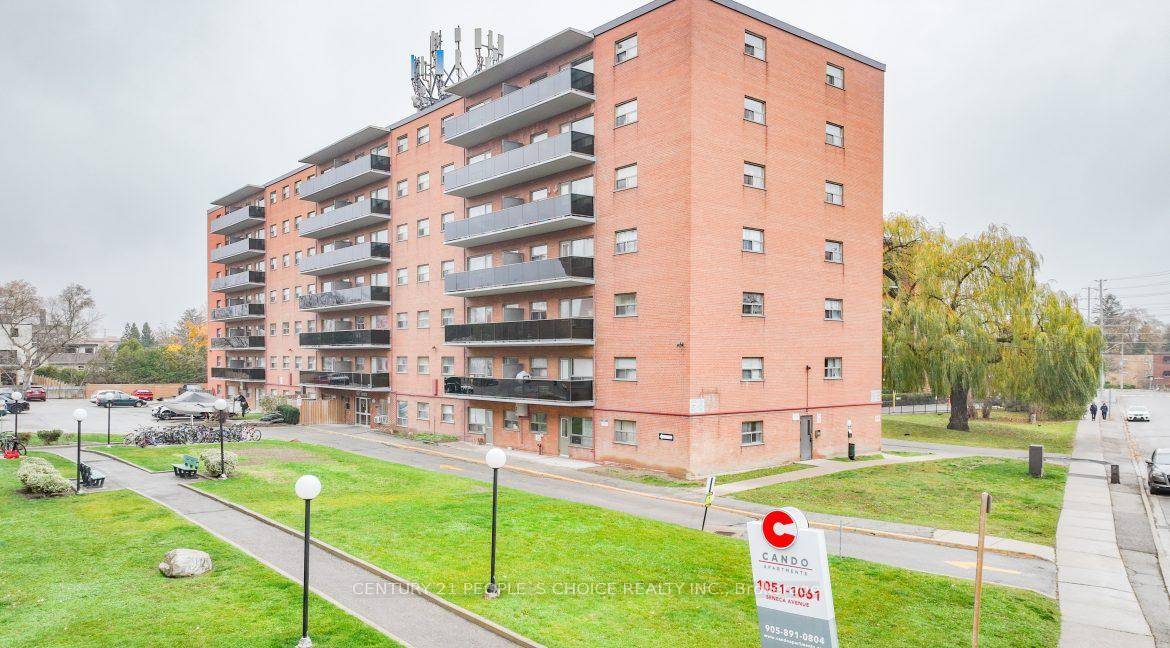 Bright amp ; spacious renovated apartment in a family friendly rental building located in highly desirable Port Credit !