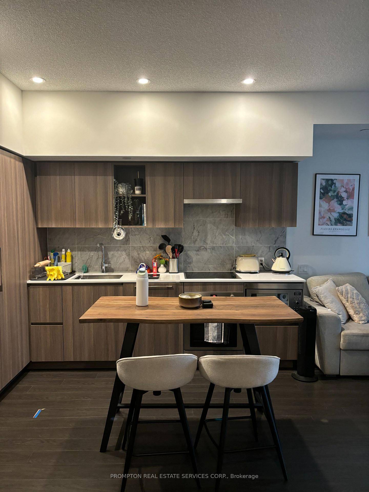 Experience The Ultimate City Living In This Chic And Modern 1 1 Condo Located In The Heart Of Downtown Toronto.