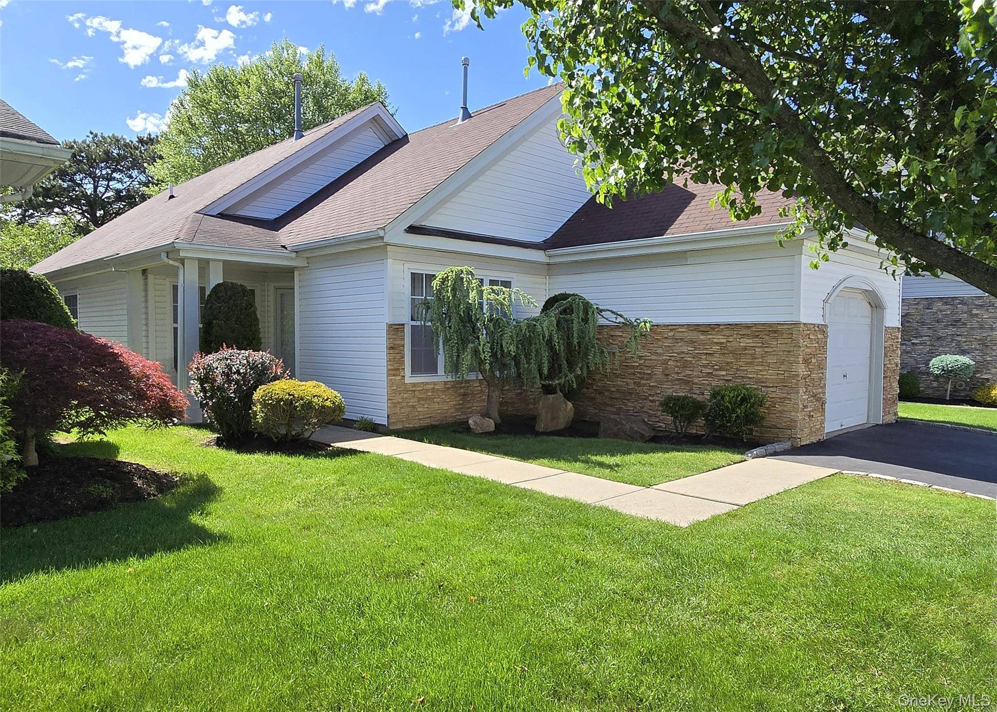 Birchwood at Spring Lake Essex Model 2 Bedrooms 2 Bathrooms 1, 504 Sq Ft Golf Course Location Welcome to this beautifully maintained Essex Model located in the highly sought after ...