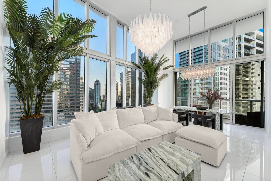 Experience the pinnacle of Miami luxury in this Icon Tower residence in the heart of Brickell.