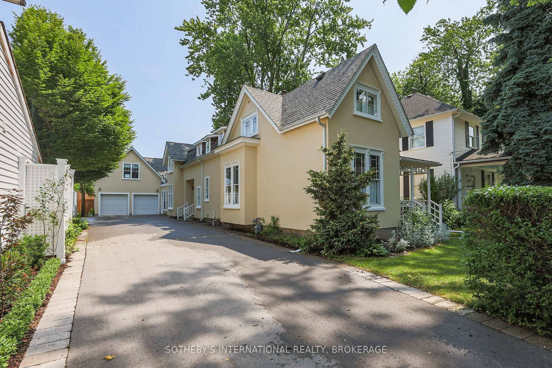 PRIME OLD TOWN LOCATION WITH INCOME GENERATING APARTMENT.