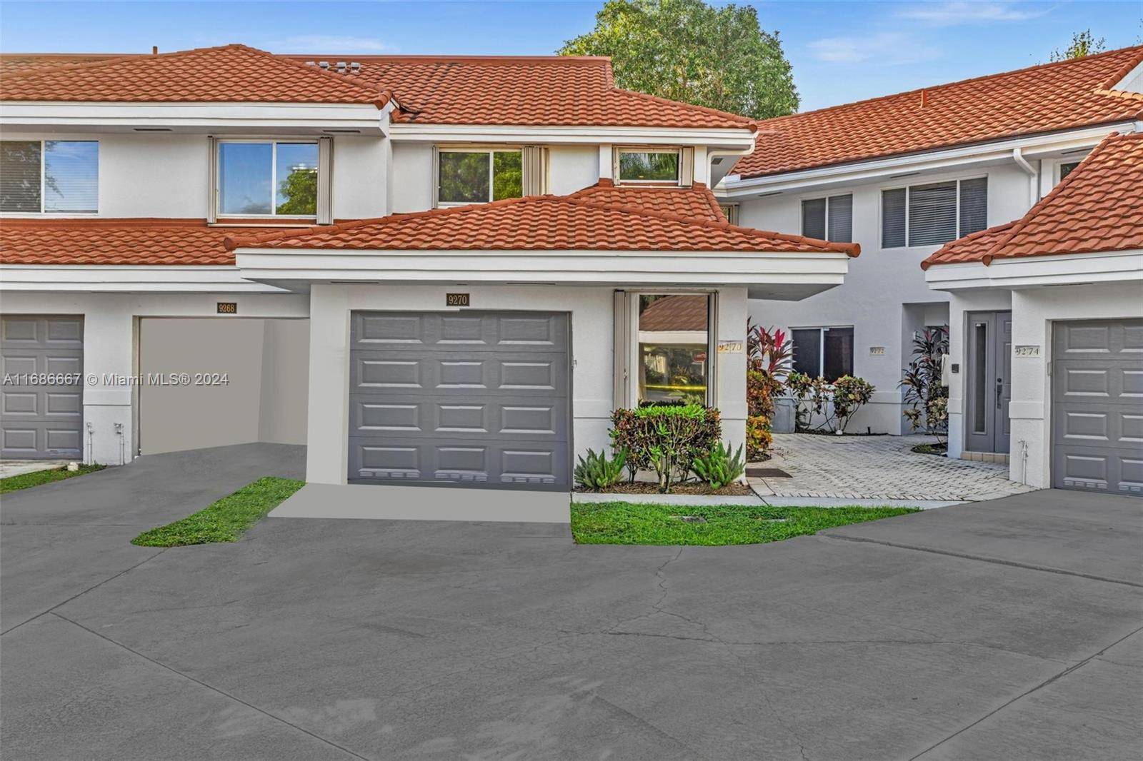 HOME SWEET HOME ! ! Welcome to this spectacular 3 bedroom, 2 bathroom townhouse with a one car garage in the sought after Parc Court community, located in the heart ...