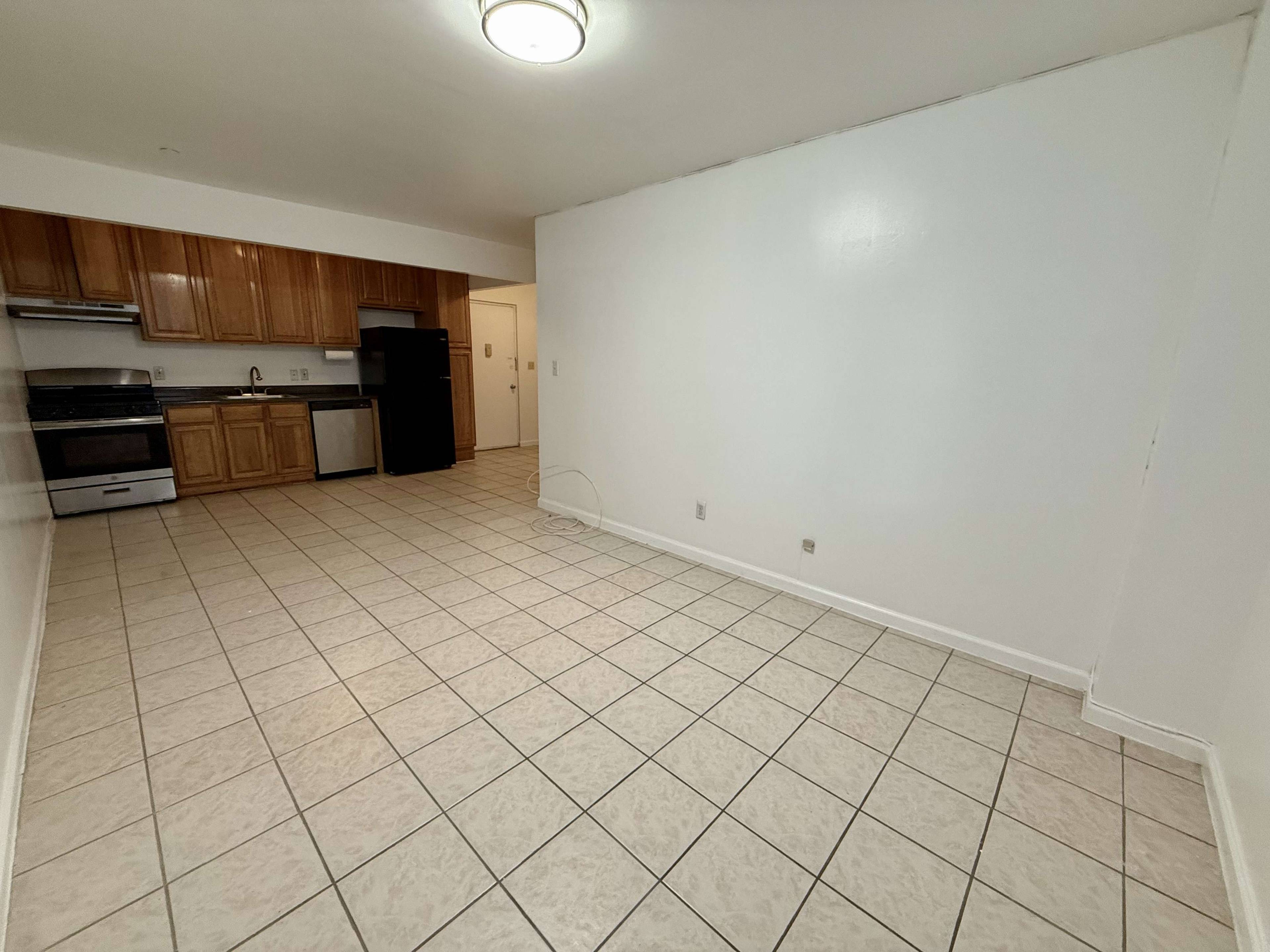 THIS IS A CONVERTIBLE 3 BEDROOM APARTMENT.