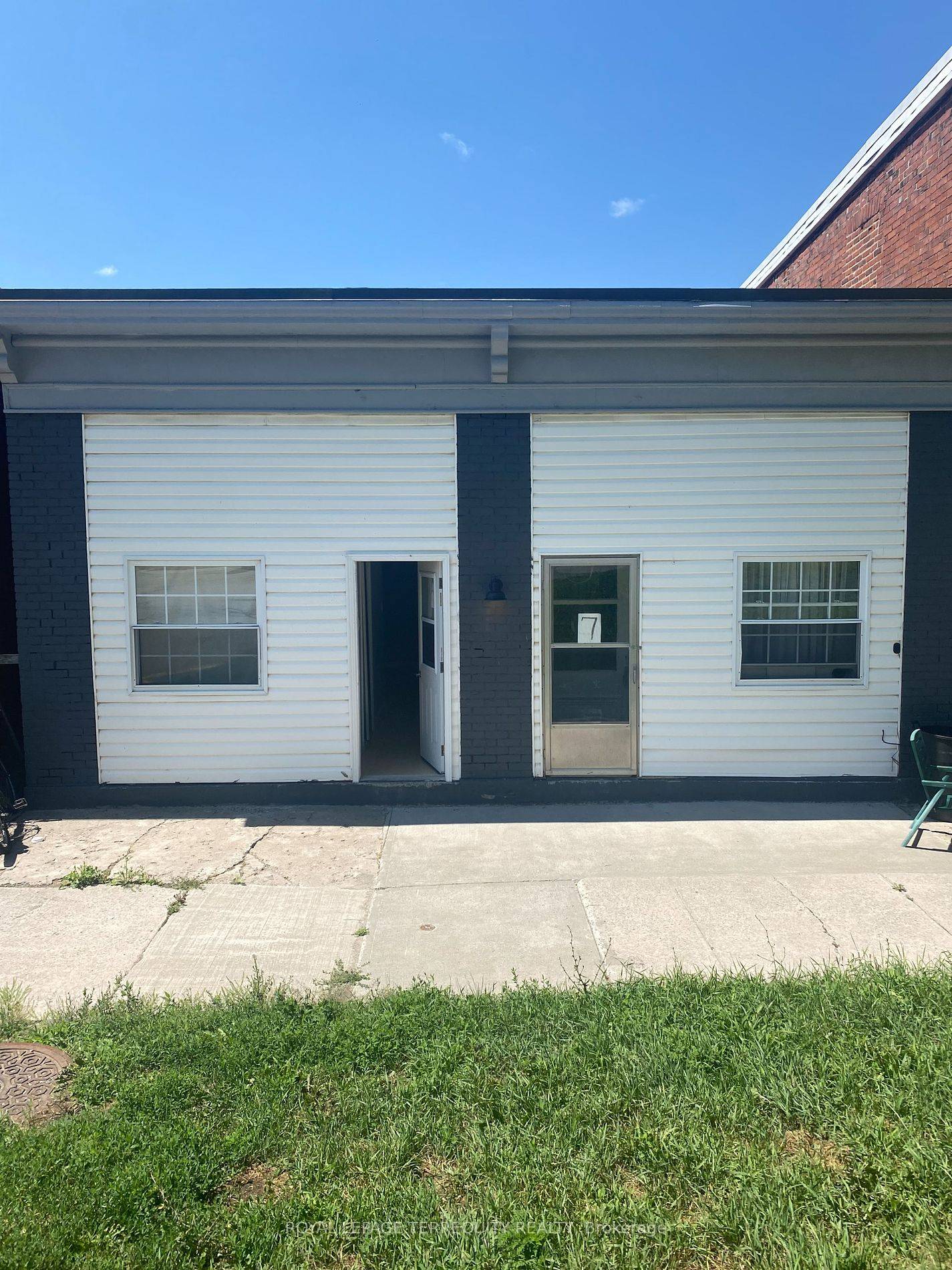 Newly Renovated Duplex With All New Appliances, Deck In The Backyard For Privacy.