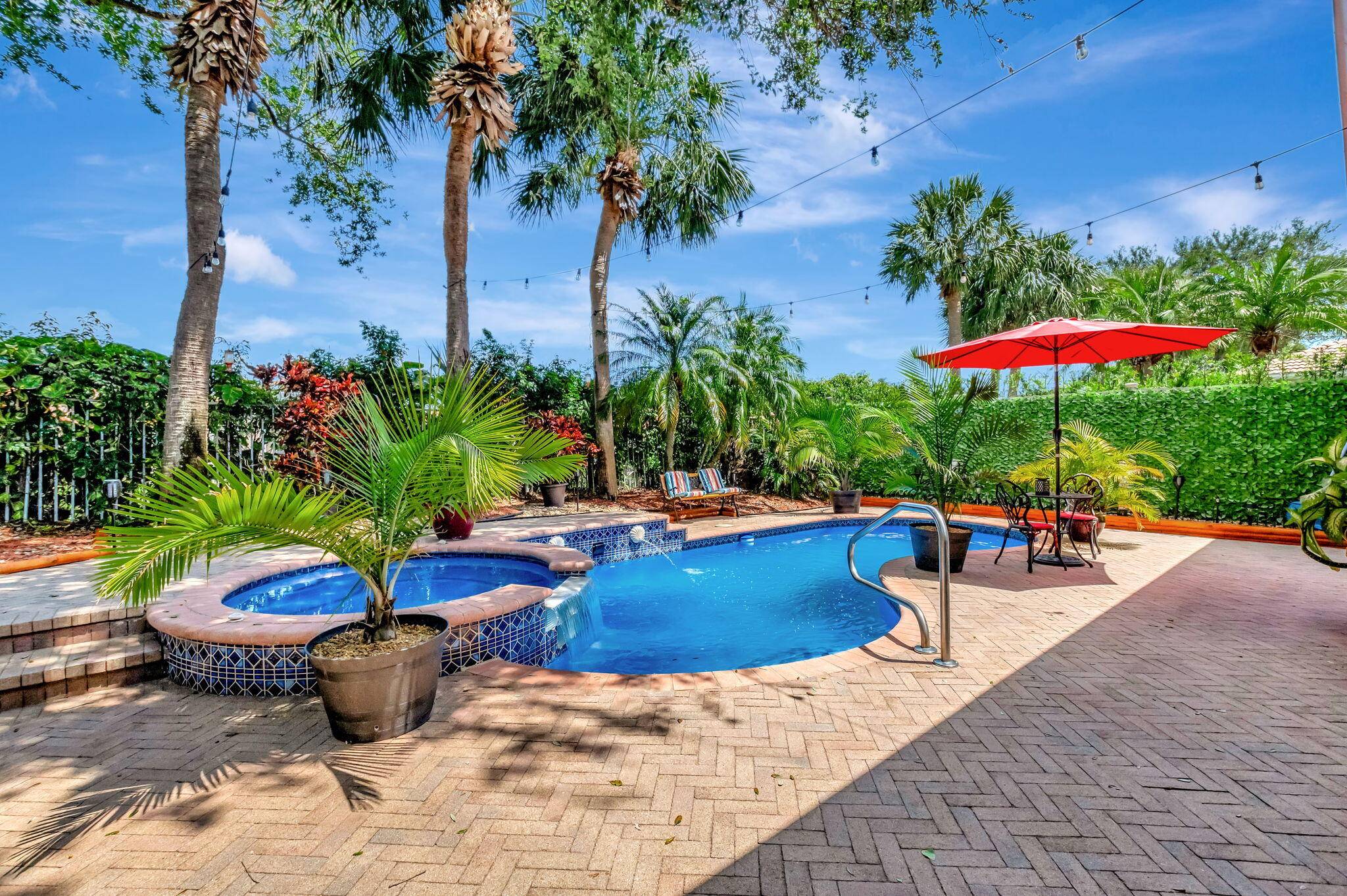 RARE FIND ! 3 BR 2 BA HOME IN SOUGHT AFTER VENTURA COMMUNITY.