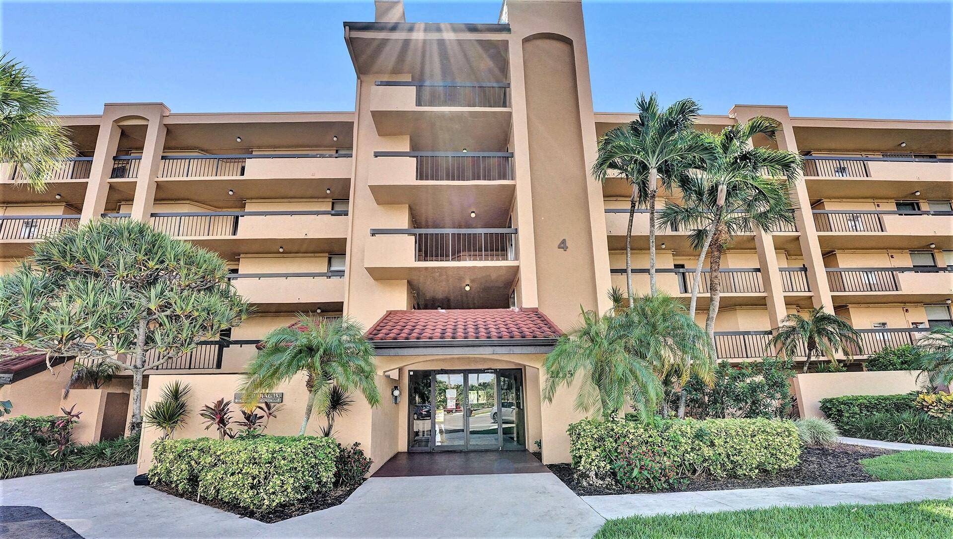 Awesome off seasonal rental available 30 days min, fully furnished, steps to pool, immaculate, walk to shopping, minutes from the beach and downtown.