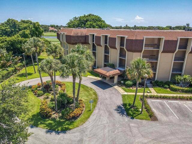 Welcome to this beautiful 2 bedroom 2 bath condo in the prestigious Woodland Lakes a 55 community.