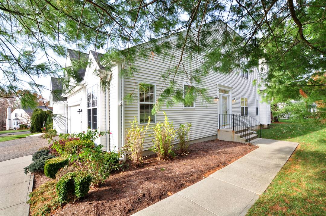 Embrace a more carefree comfortable lifestyle, with great style, space luxury, all just a minute from the town's wonderful Village Green.