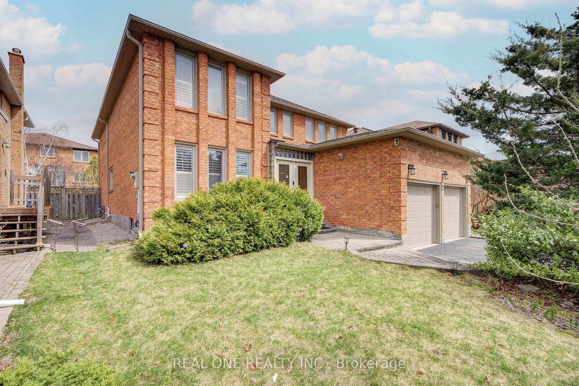 Beautiful, Bright, Spacious amp ; Well Maintained !