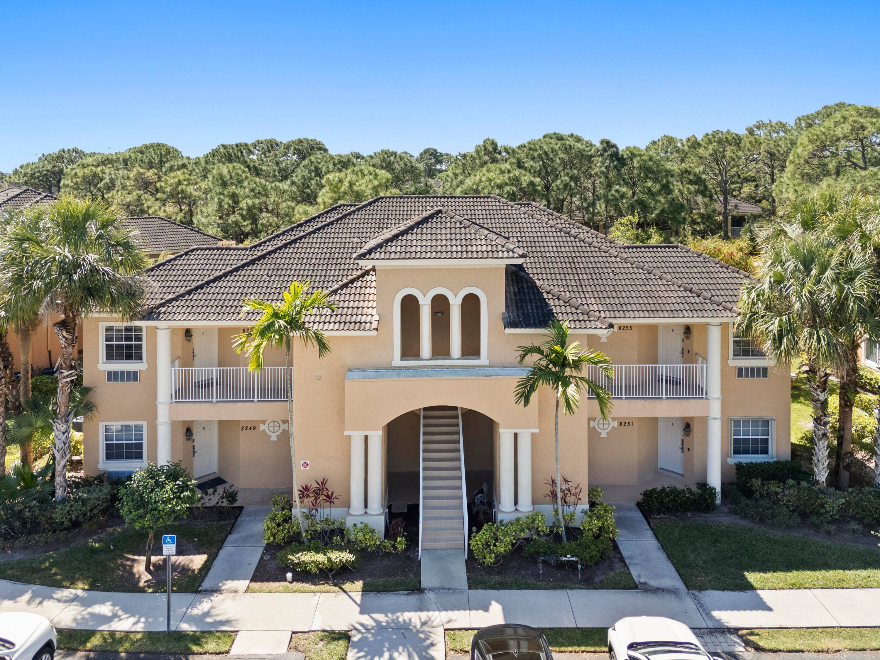 A LOVELY SECOND FLOOR GOLF VILLA LOCATED IN THE CASTLE PINES COMMUNITY OF THE PGA VILLAGE.