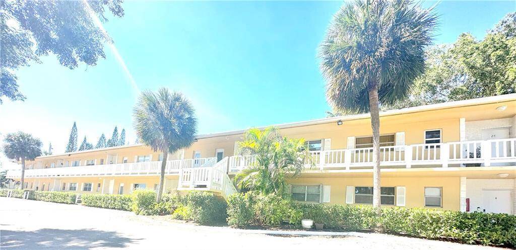 Beautiful Apartment with all tile flooring Nice open Kitchen very well maintained.