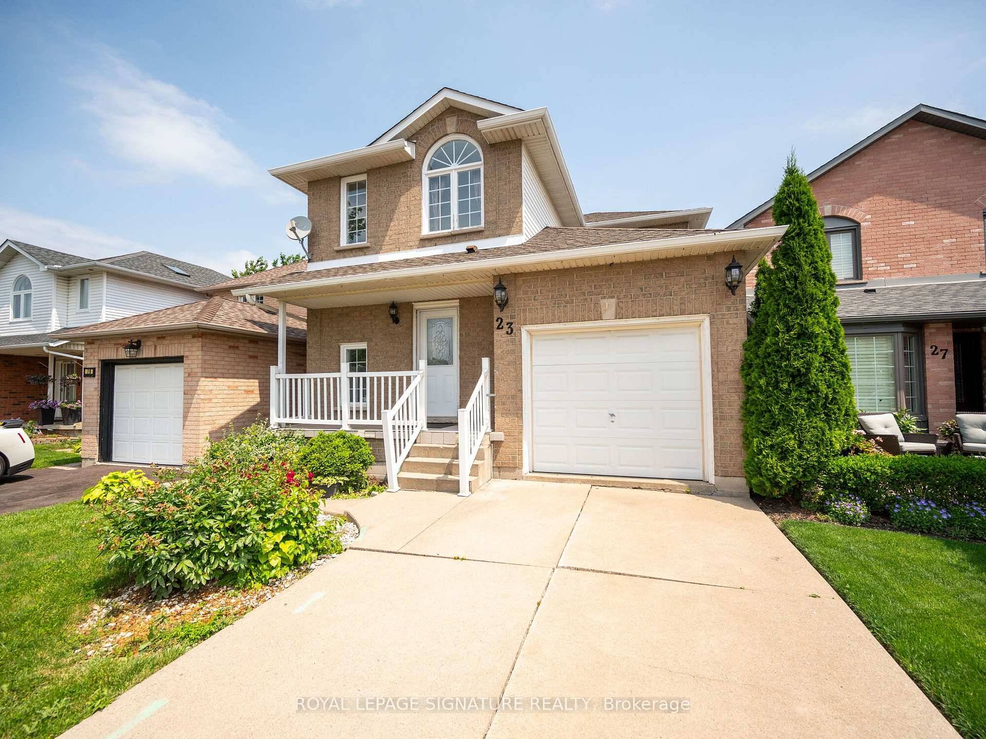 Welcome to this charming 2 story detached home showcasing 3 bedrooms, a generous backyard, new flooring and more !