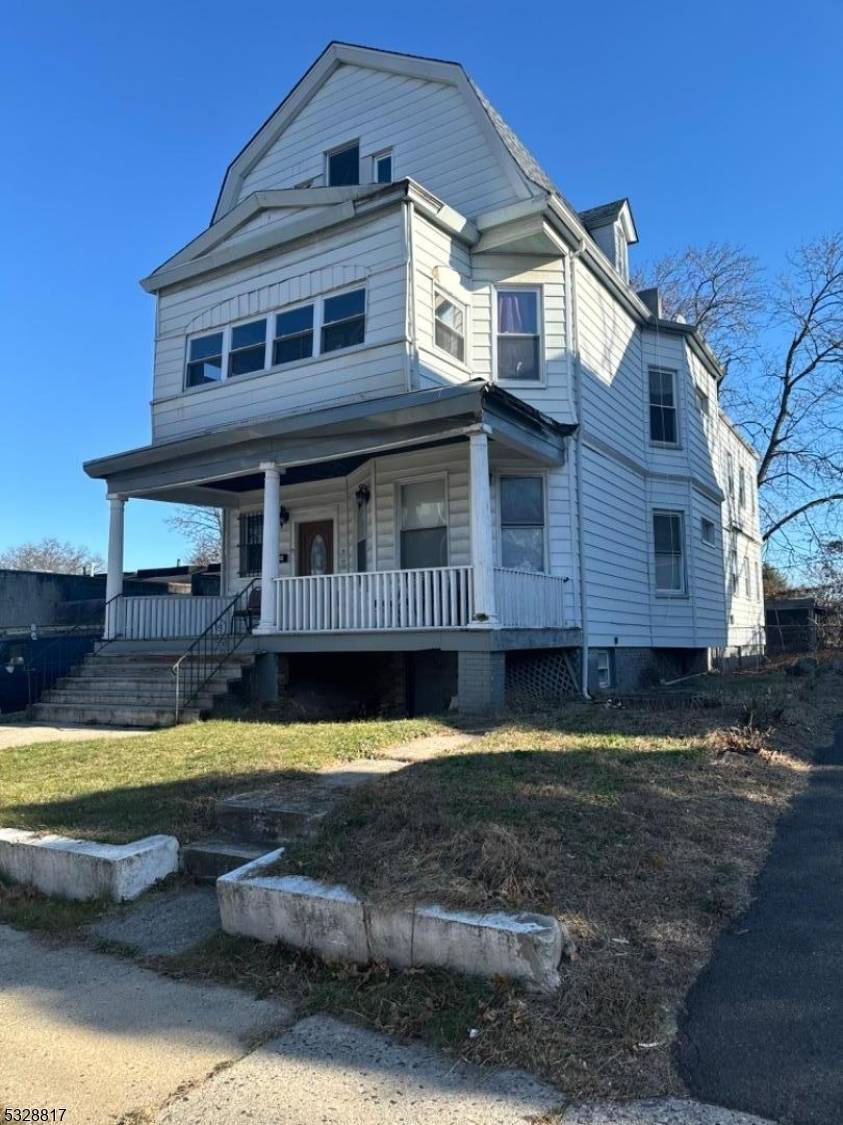 Located just steps away from bustling Main Street, 2 Hawthorne pl offers easy access to shopping, dining, and entertainment options.