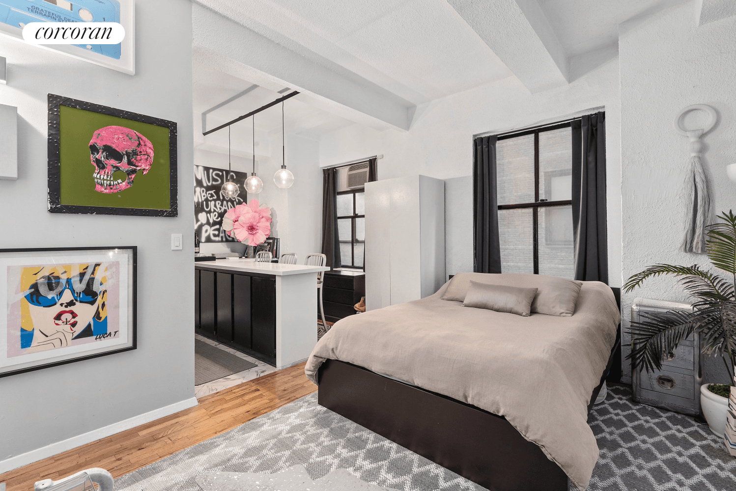 Welcome to 4 Lexington Avenue, Unit 6M an inviting studio nestled in the iconic heart of Gramercy Park !