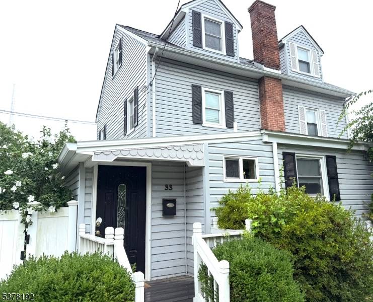 Don ? t miss this great opportunity to own a well maintained half duplex in a desirable neighborhood !