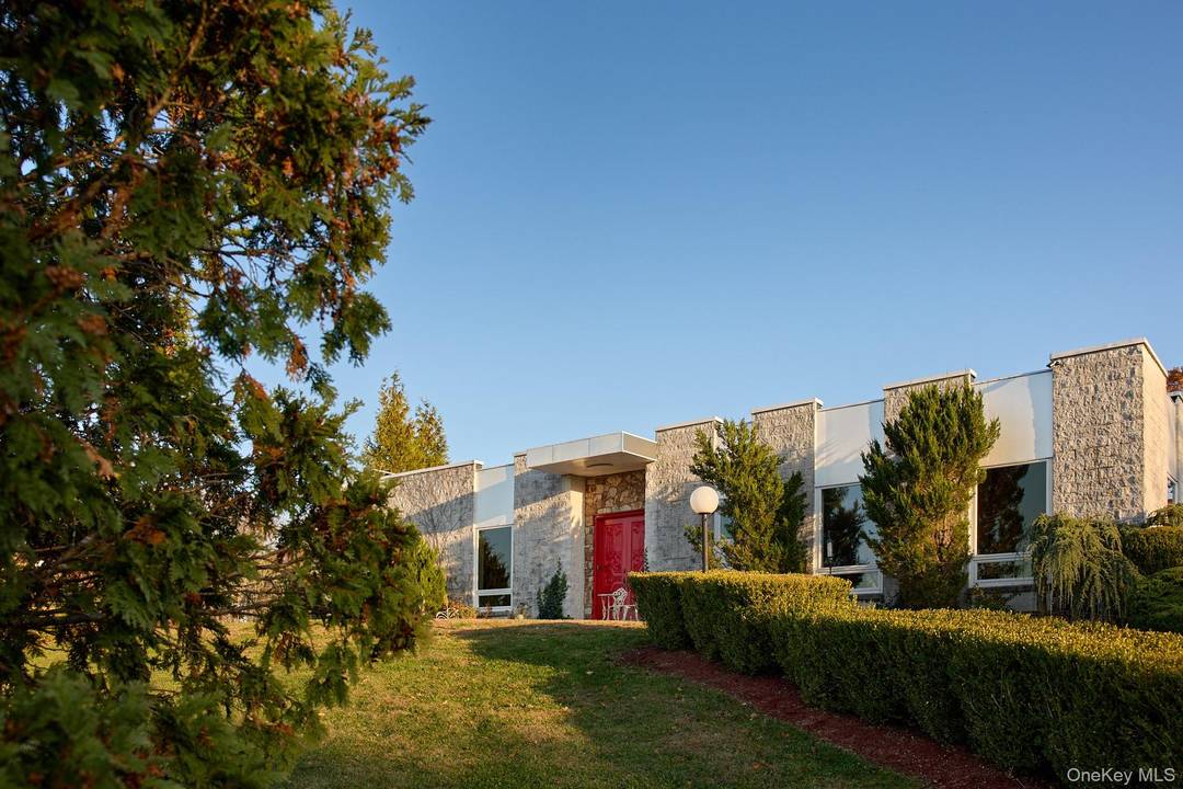 Palatial and modern, this flat roof contemporary on 7.