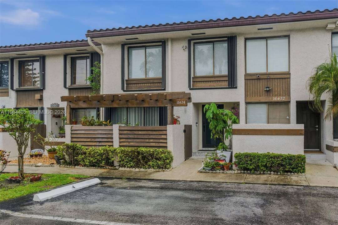 Spacious 3 bedroom, 2. 5 bath townhouse located in the highly desirable Lakeview community in Eastern Shores.