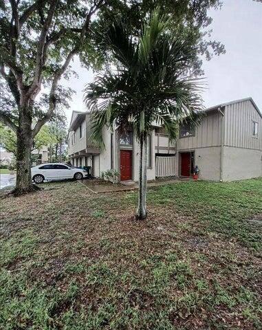 Move In Ready 3BR 2BA Townhouse with Enclosed Garage !