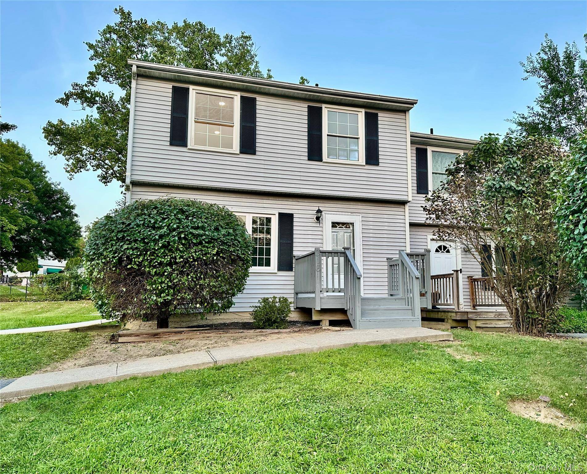 Meticulous Corner End Townhouse Fully Updated amp ; Move In Ready.