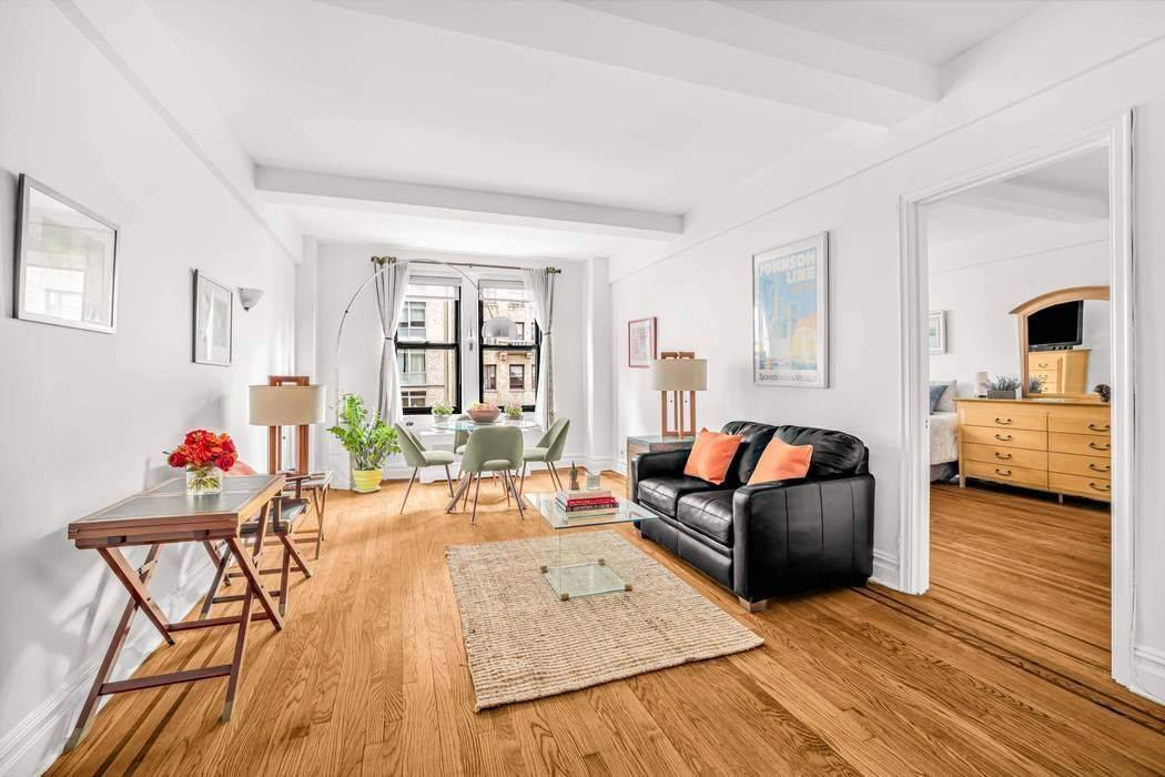 BACK ON THE MARKET ! Located at the crossroads of two of the most celebrated blocks on the Upper West Side sits The Raleigh, a bespoke and discreet pre war ...
