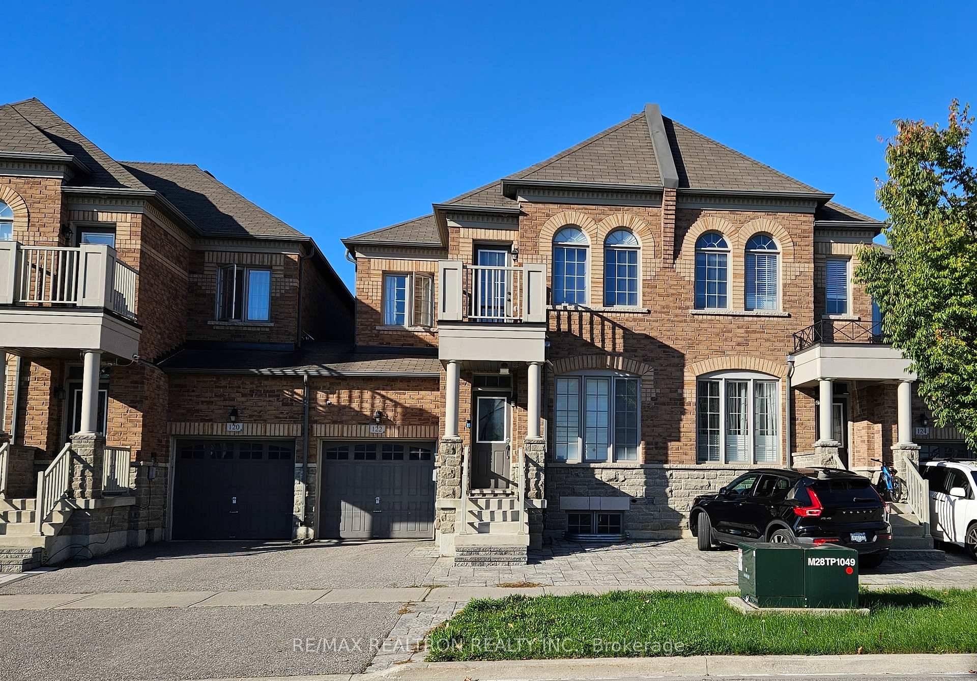 Offer welcome anytime ! Gorgeous Freehold Townhouse in the Sought After Berczy Community !