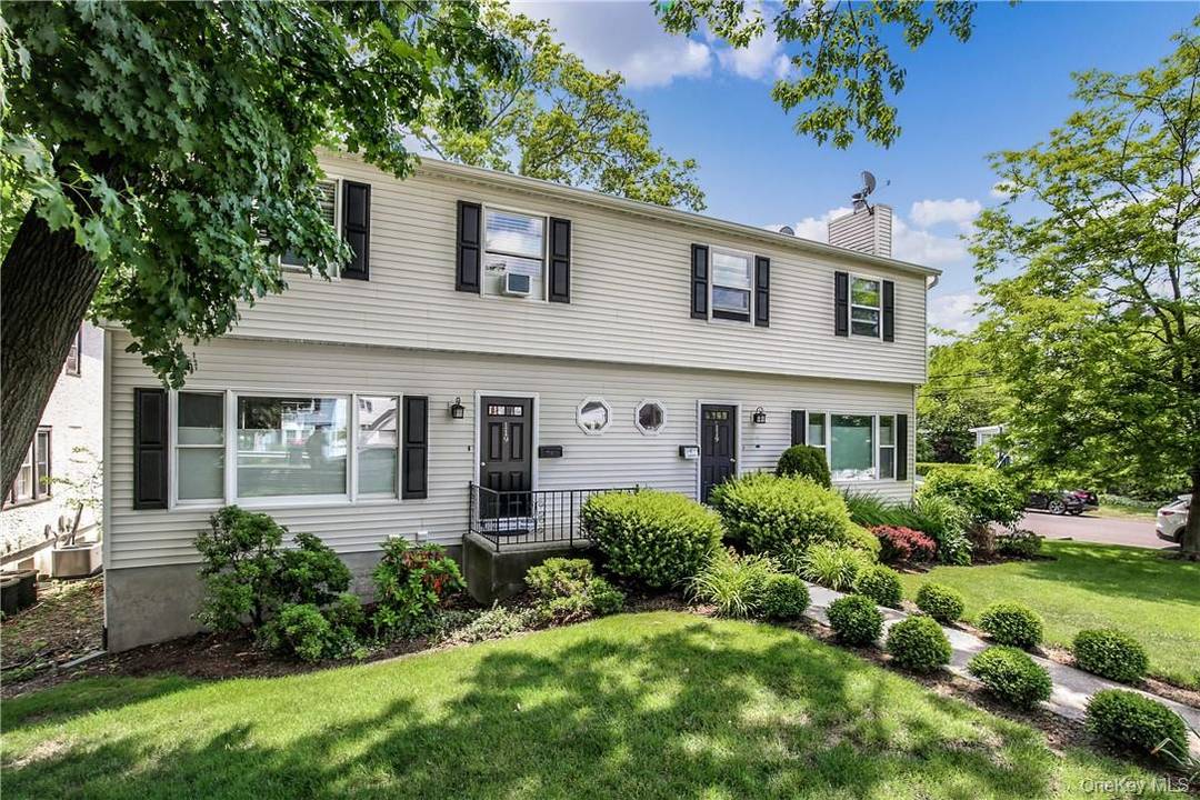 Delightful and spacious townhouse in appealing side by side two family home !