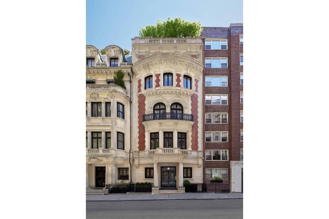 This 26 wide historic mansion in the Carnegie Hill Historic District boasts 14, 125 SF of abundant living space over 6 stories, a 1, 525 SF rooftop terrace, 300 SF ...