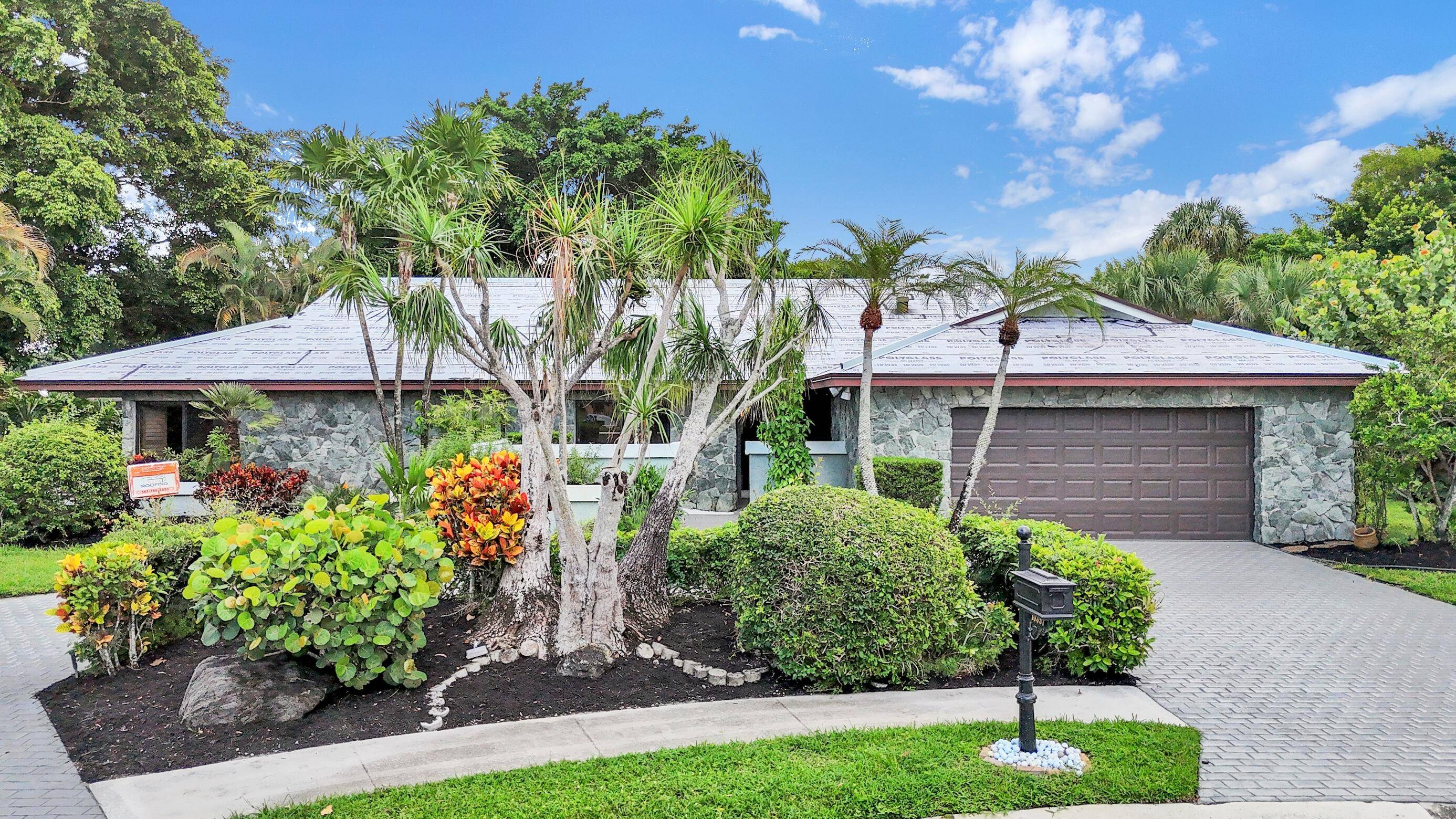 Rare find in Estate Section of Boca Greens.