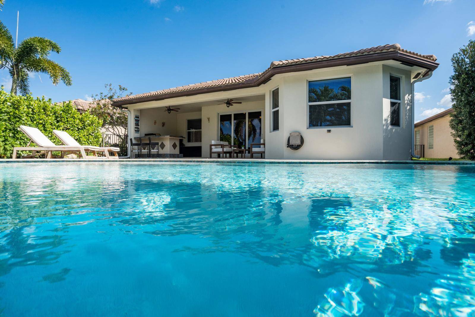 Stunning Vista Lago Azalea Model with Spectacular Lake Views !