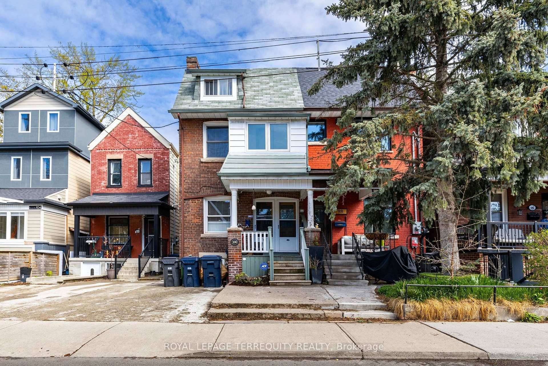 Charming 2 bedroom upper level unit in the heart of Seaton Village West Annex !