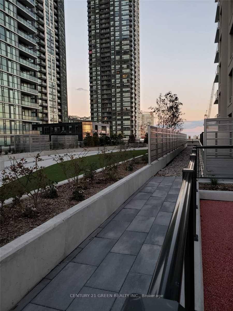 This one bedroom plus den unit features 10 foot ceilings and is situated in the vibrant heart of Mississauga city centre.