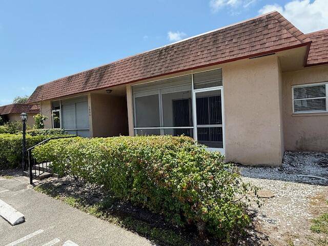 Very spacious and completely updated 3 bedroom villa with kitchen, new kitchen cabinets, countertops and all new appliances.