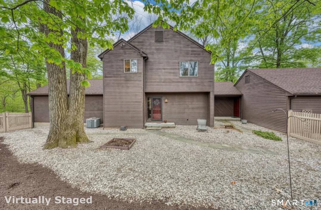 Location, Location, Location Prime Buttonball neighborhood just minutes from Glastonbury's vibrant town center !