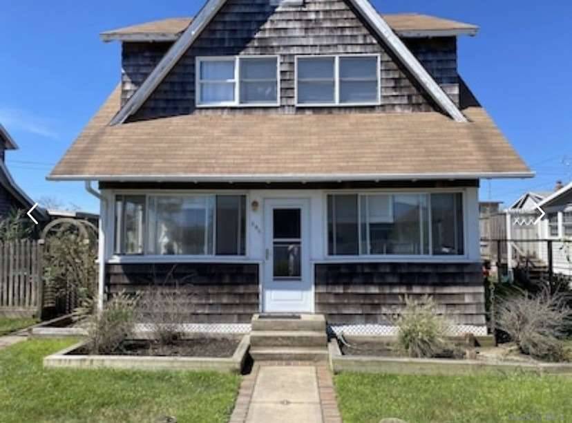 Charming Spacious 2 Story Beach Rental !