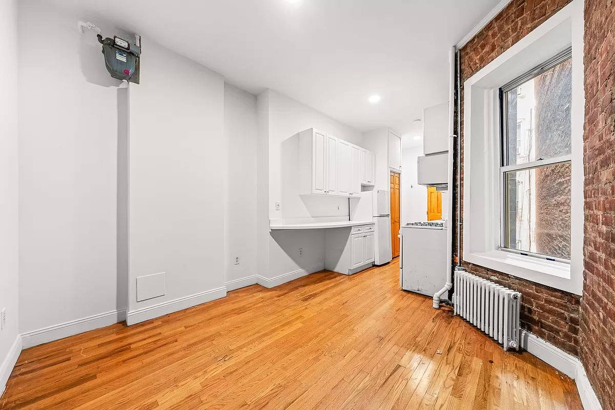 Welcome to your new Greenwich Village ONE BEDROOM APARTMENT !