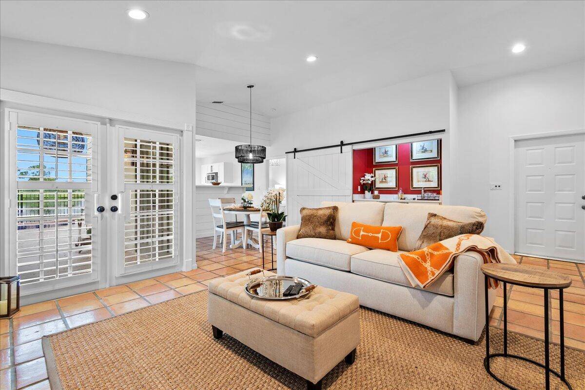 Where luxury meets convenience this 2 bedroom, 2 bathroom gem is perfectly situated, offering easy access to both Global and the WEF showgrounds.