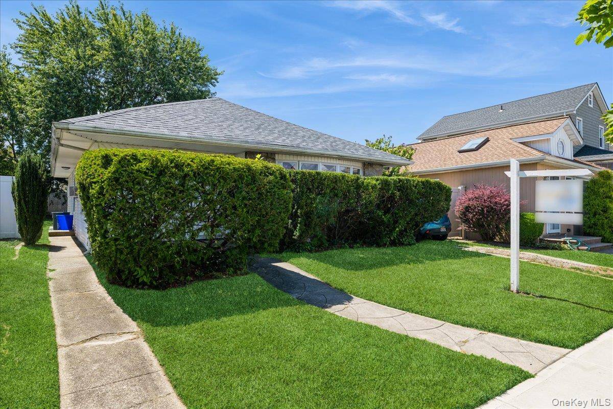 Long Beach East End 3BR 2BTH Ranch LVR DA Kitchen, yard amp ; driveway.