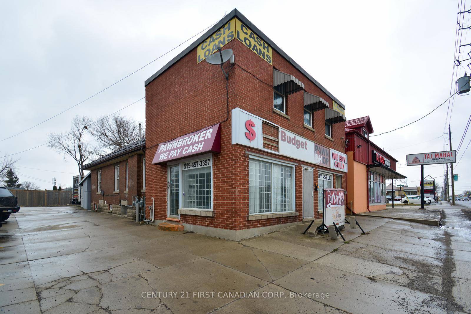 The building consists of 1 commercial unit, 3 units with 2 bedrooms and 1 unit with 1 bedroom.