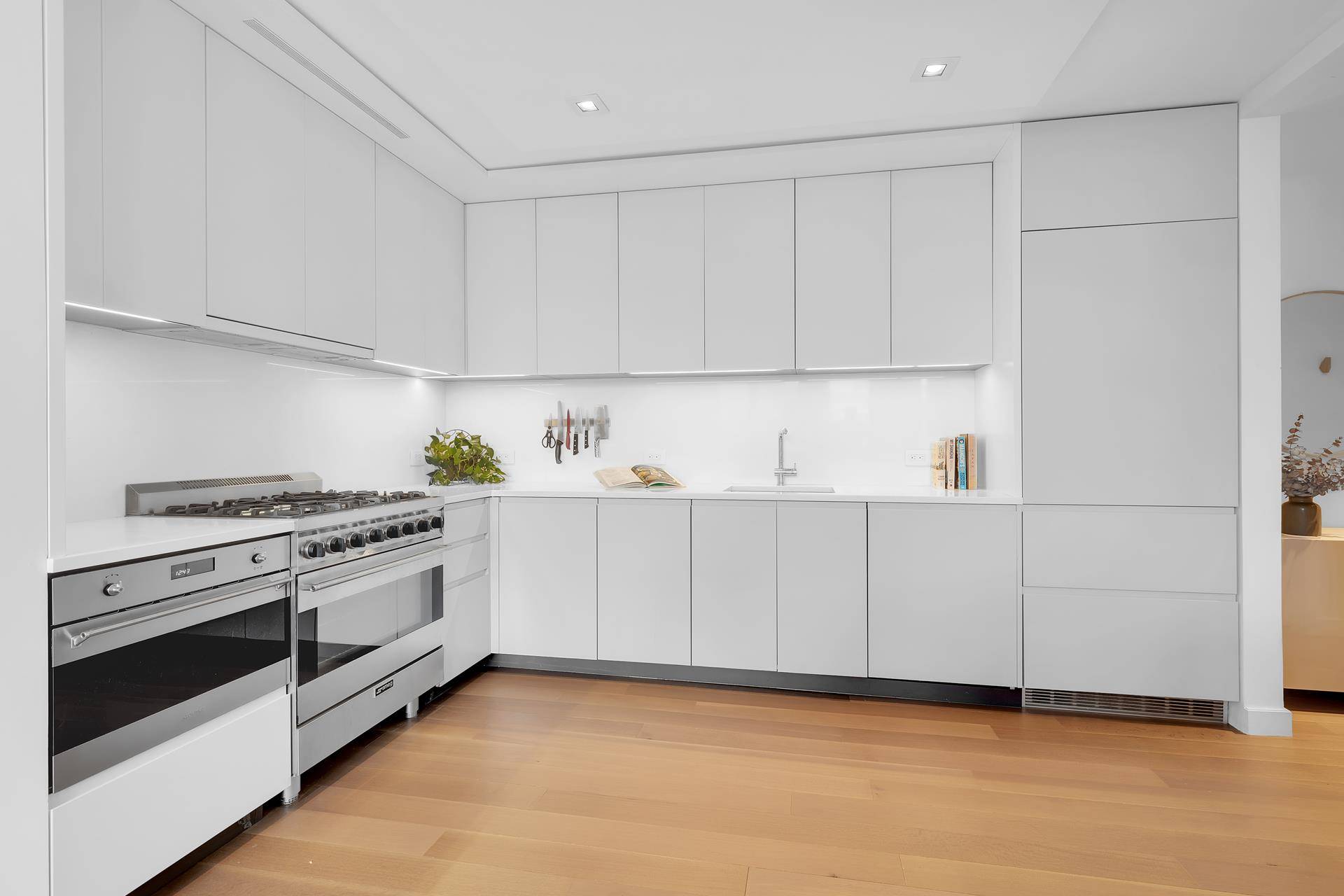 Distinctly Modern. On a prominent corner in the heart of the Lower East Side, 150 Rivington delivers forty five thoughtfully crafted one to three bedroom residences designed by visionary architect ...