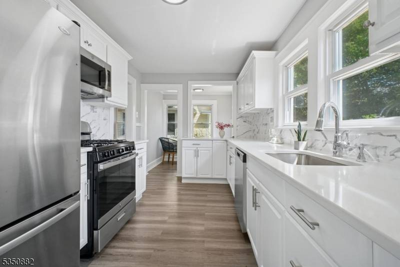 Take advantage of incredible incentives to qualified buyers including low interest rates !