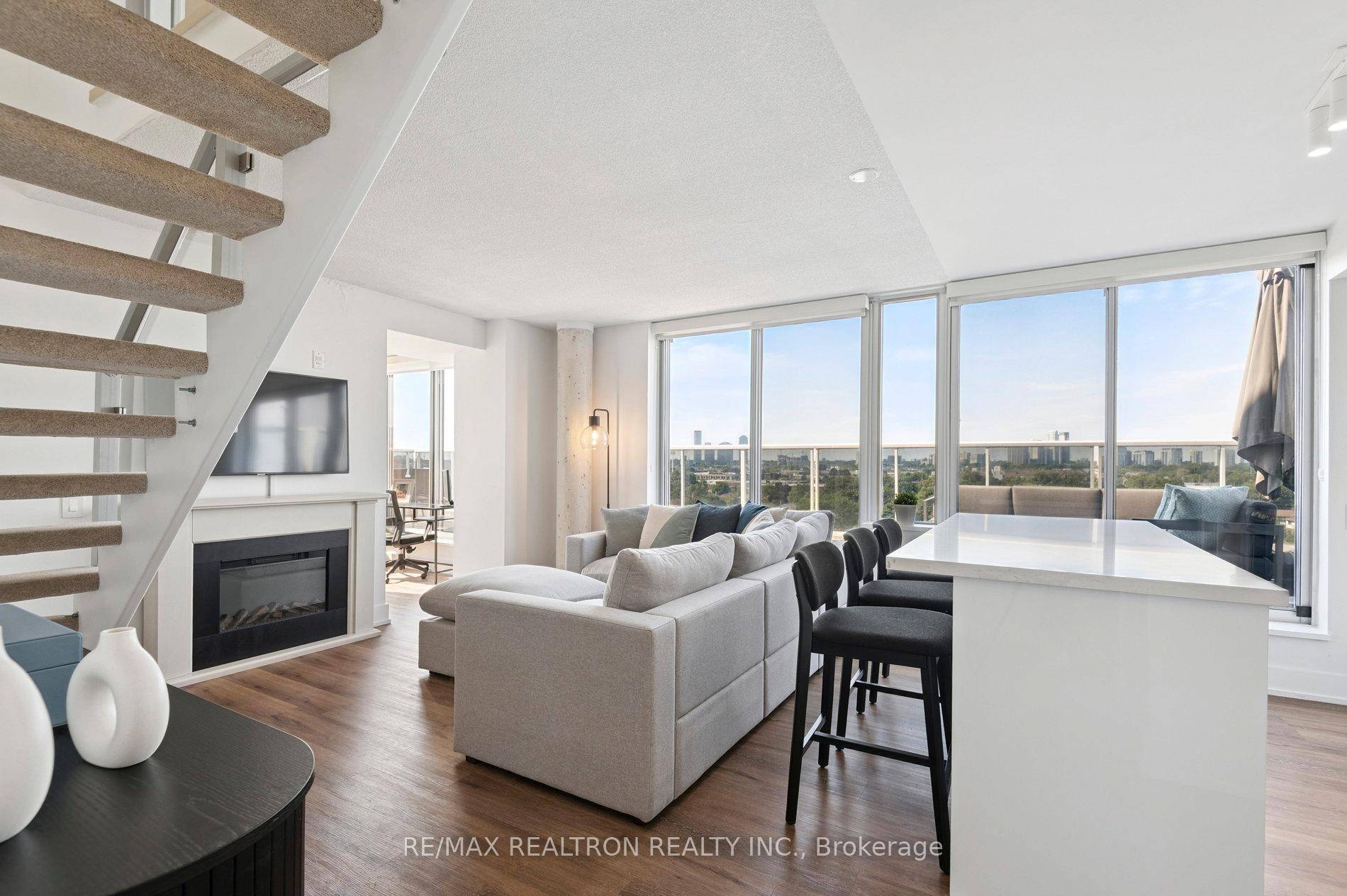 Corner unit penthouse in the heart of Etobicoke !