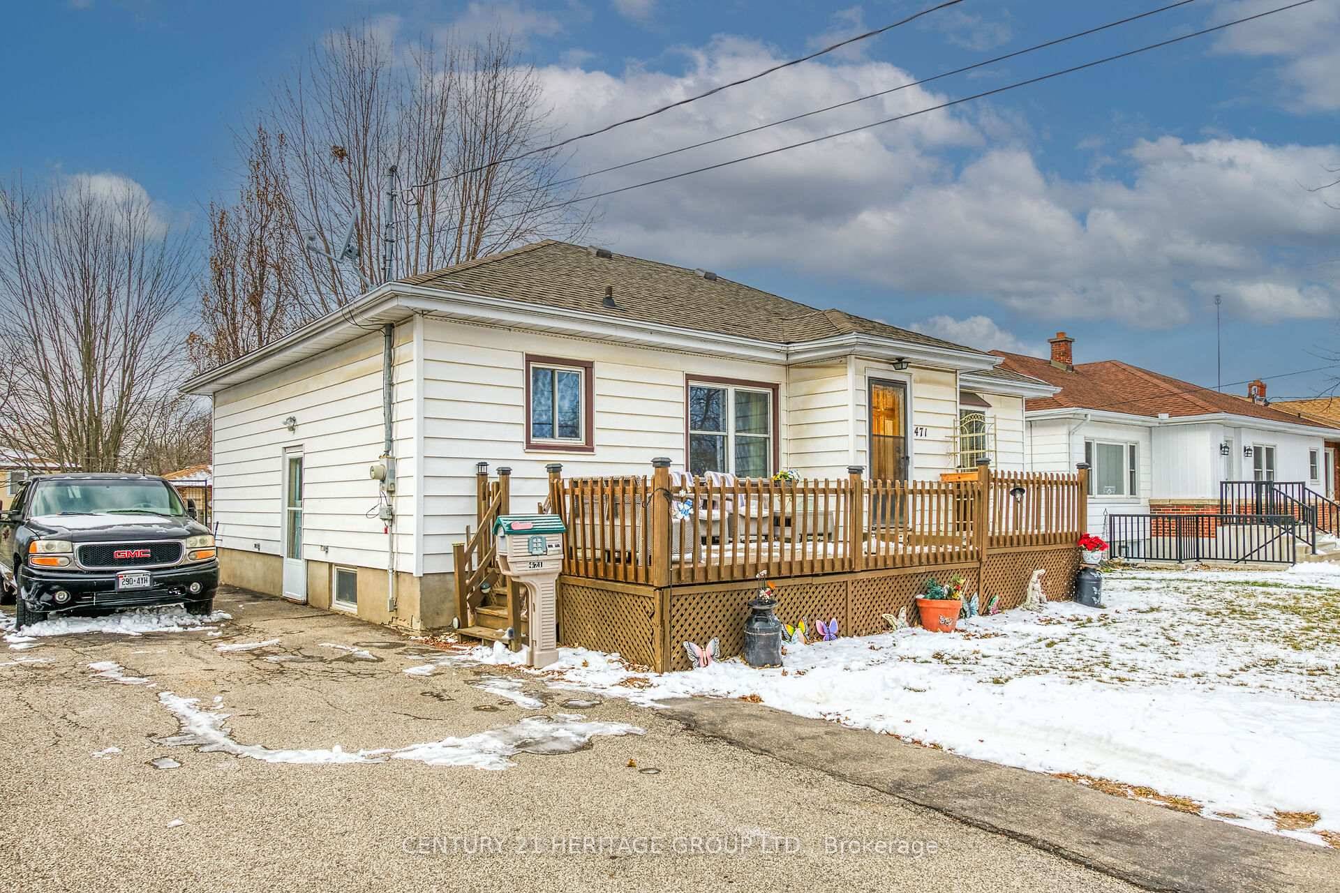 This incredible solid bungalow on a great sized lot 60 x 125 with fenced in yard for pets amp ; children to enjoy is located in the practical and sought ...